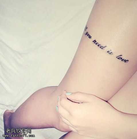 腿部一串英文纹身图案