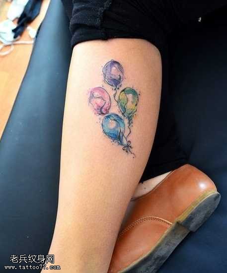 腿部小小可爱的气球纹身图案