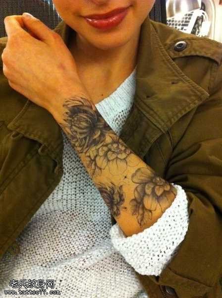 手臂淡色的花朵纹身图案