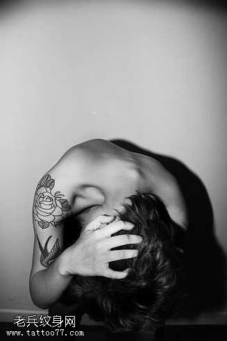 手臂玫瑰纹身图案