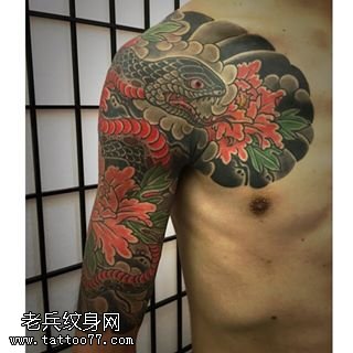 半甲的蛇牡丹纹身图案