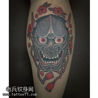 腿肚子上的般若面具纹身图案