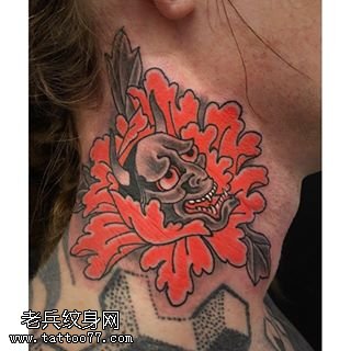 脖子上的牡丹面具纹身图案