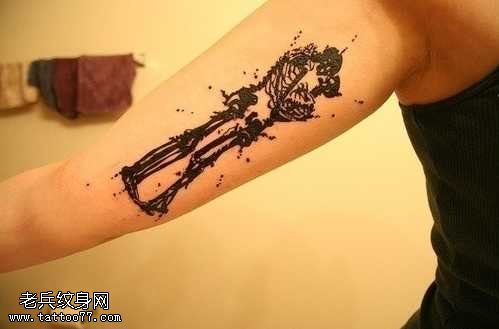 手臂黑白创意纹身图案