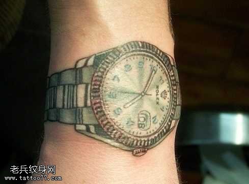手臂独特手表彩色纹身图案