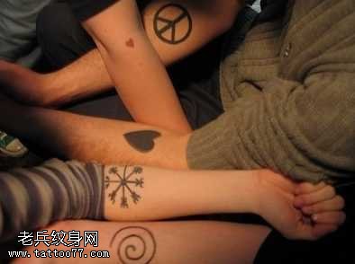 手臂黑白纹身图案