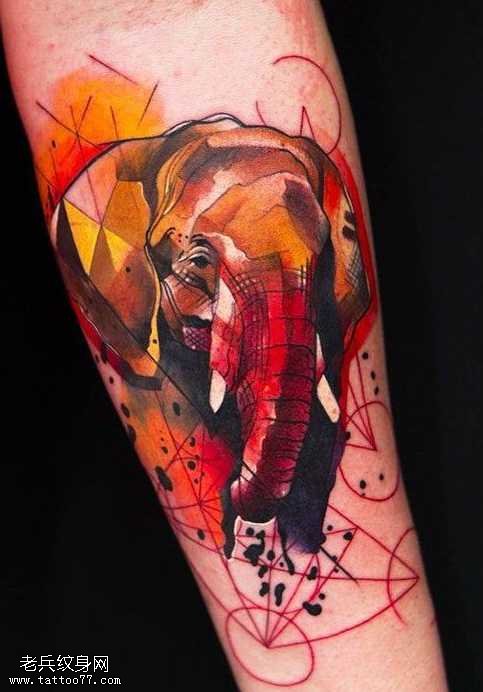 手臂抽象的大象纹身图案