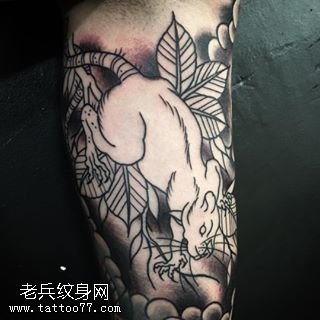 手臂点刺黑豹纹身图案