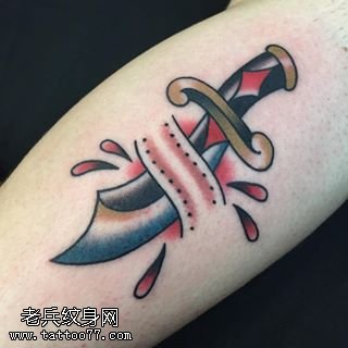 插在手臂上的匕首纹身图案