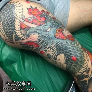 大腿上经典的龙图腾纹身图案