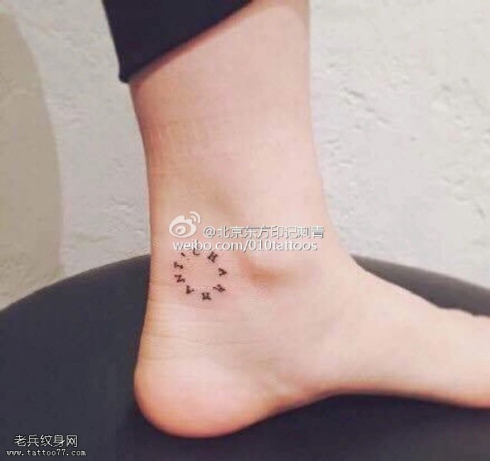 脚腕上的圆形字母纹身图案
