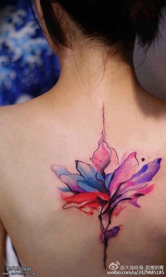 背部水彩莲花纹身图案