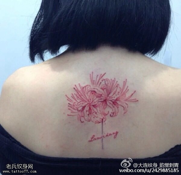 背部的线条彼岸花纹身图案