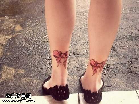 腿部漂亮的蝴蝶结纹身图案