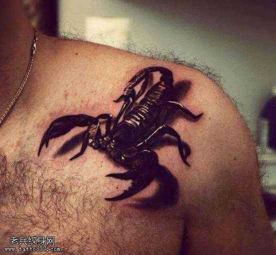 肩部前面逼真的蝎子纹身图案