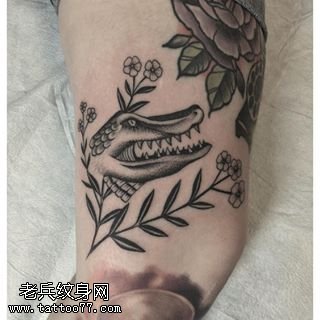 腿部经典点刺鳄鱼纹身图案