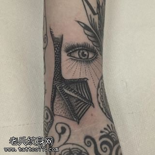 手臂点刺的鸭脚纹身图案