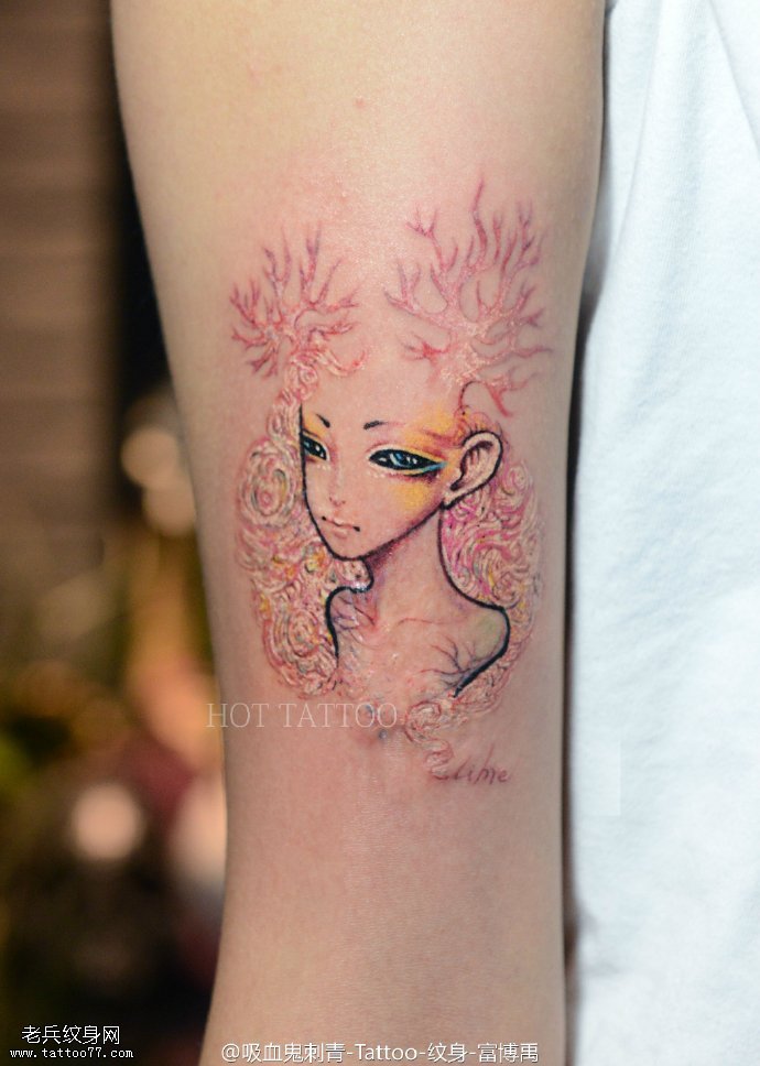 手稿鹿角的女孩纹身图案