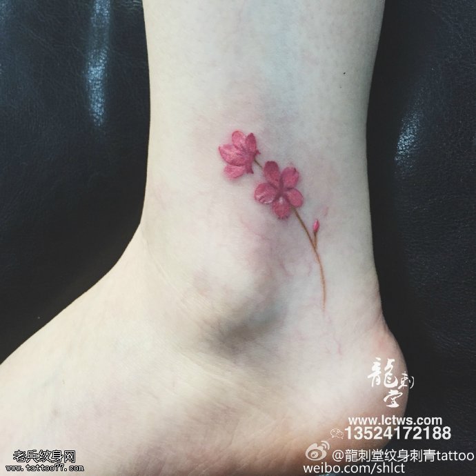 脚后跟的一枝小花纹身图案