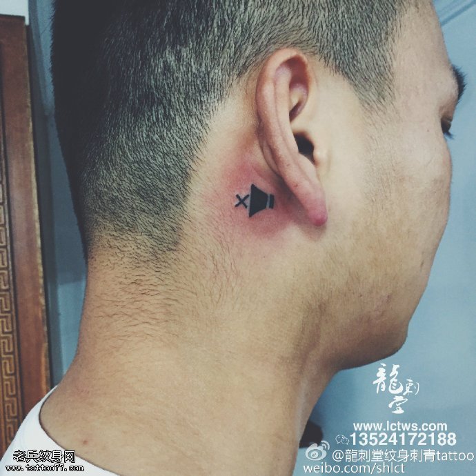 耳朵后的麦克风纹身图案