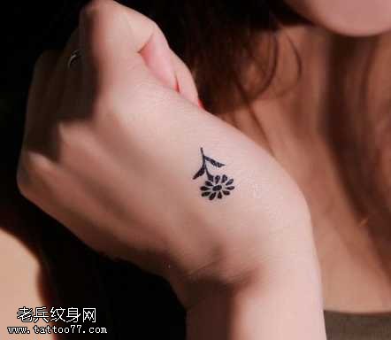 手臂小小的向日葵纹身图案