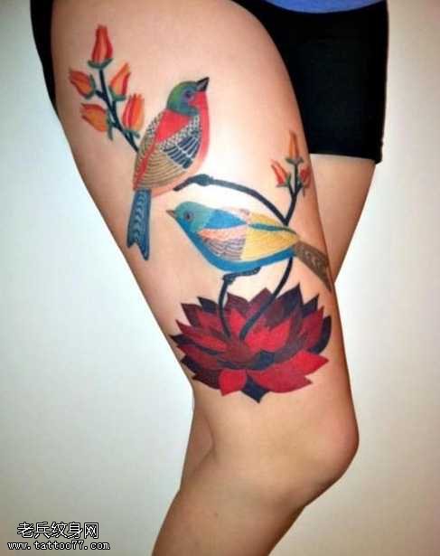 腿部漂亮的小鸟莲花纹身图案