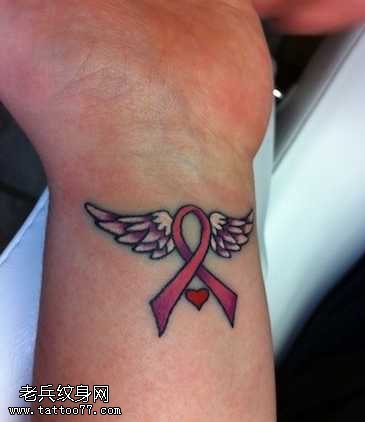 手腕翅膀爱心纹身图案
