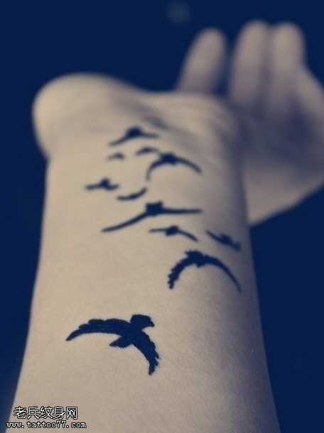 手臂鸟纹身图案