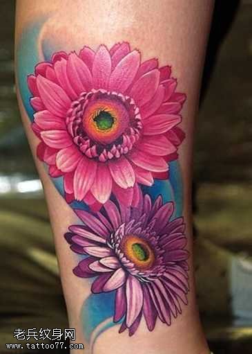 腿部漂亮的花朵纹身图案