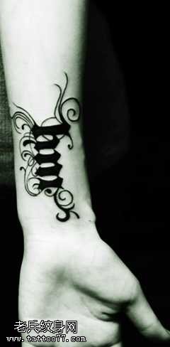 手臂字母纹身图案