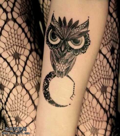 手臂上帅气的猫头鹰纹身图案