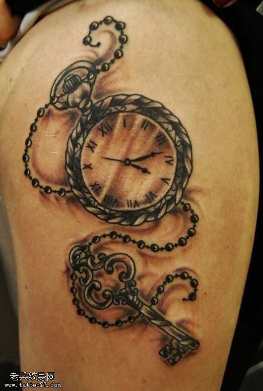 手臂带表的黑白纹身图案