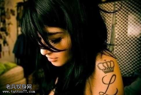手臂皇冠纹身图案
