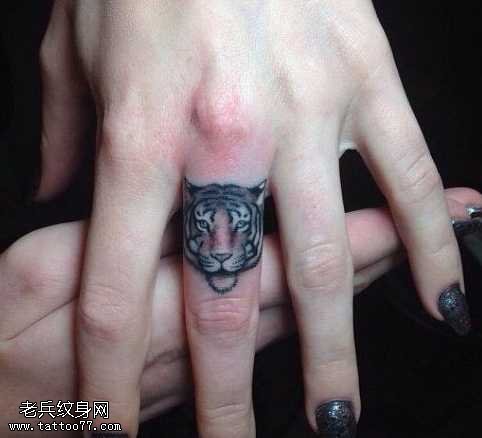 手指小老虎头像纹身图案