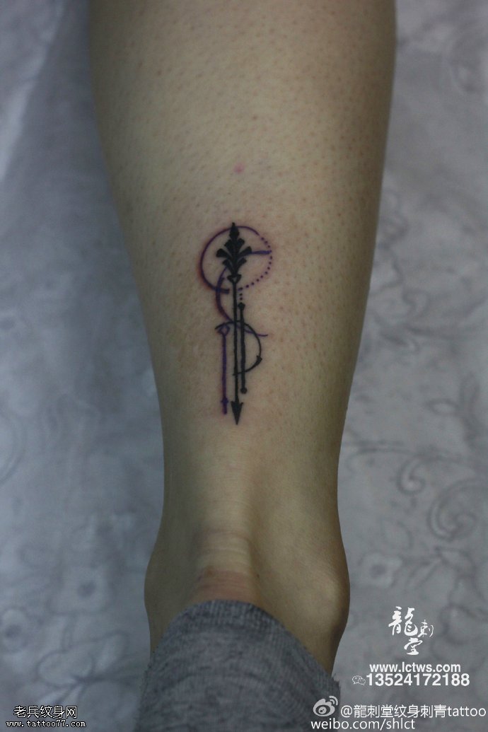 小腿的箭纹身图案