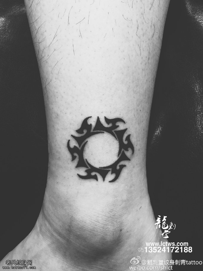 脚腕上的太阳图腾纹身图案