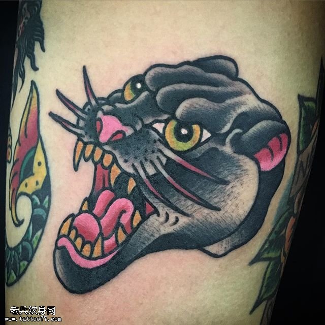 腿部的大黑豹纹身图案