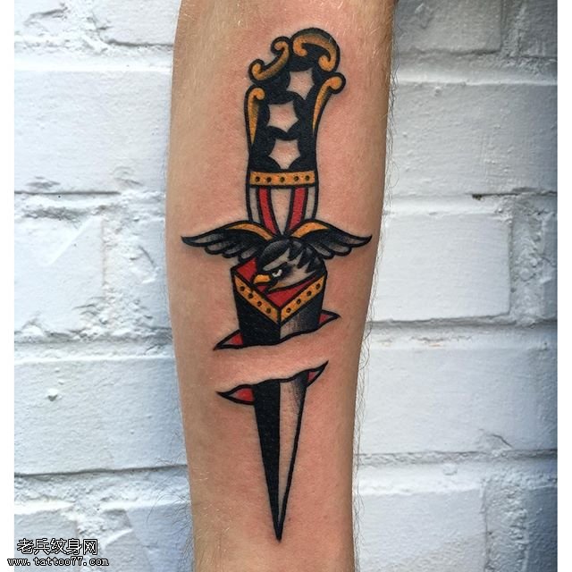 插在手臂上的一把刀纹身图案