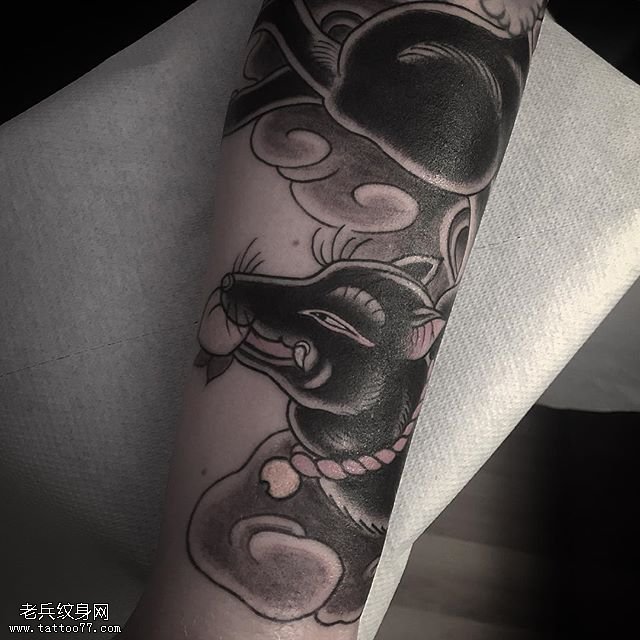 手臂经典图腾黑豹纹身图案