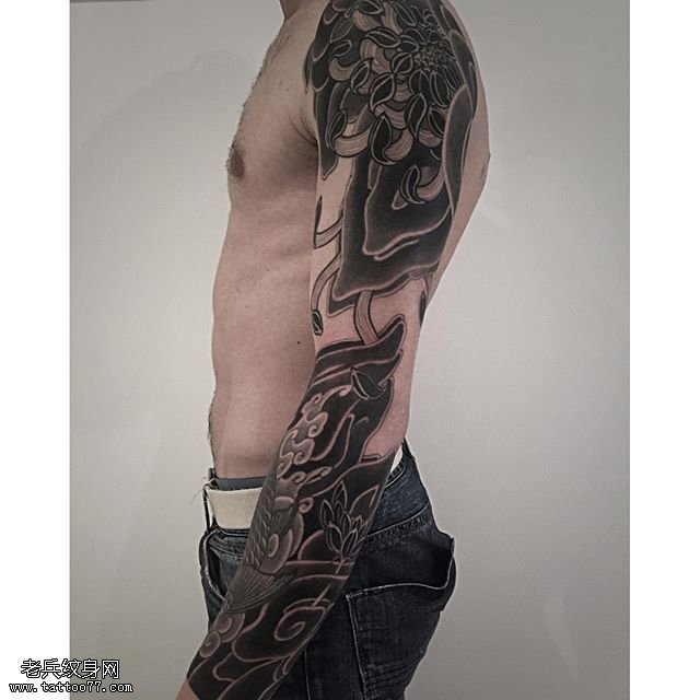 手臂经典传统菊花纹身图案