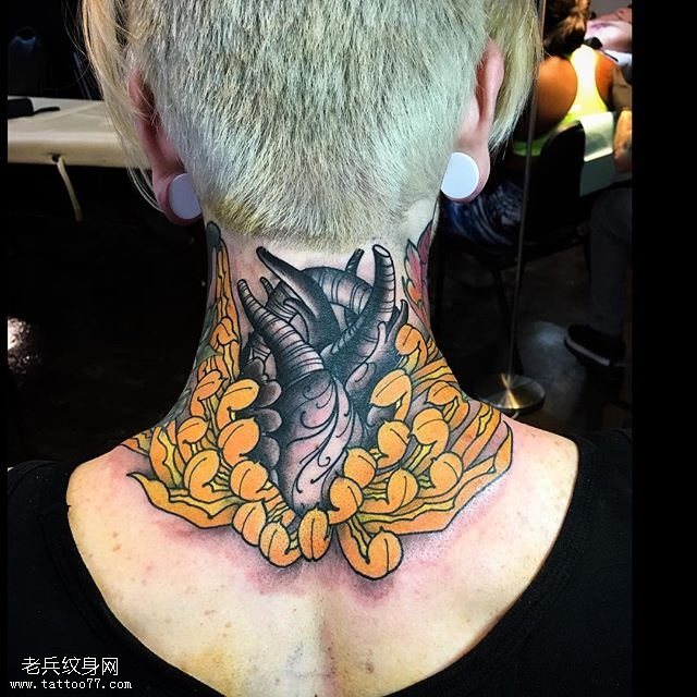 脖子上菊花心脏纹身图案