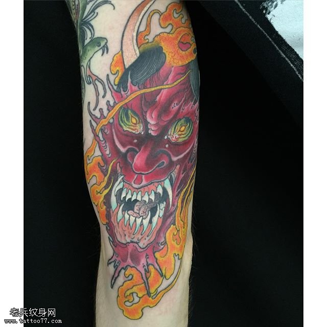 手臂经典龙头纹身图案