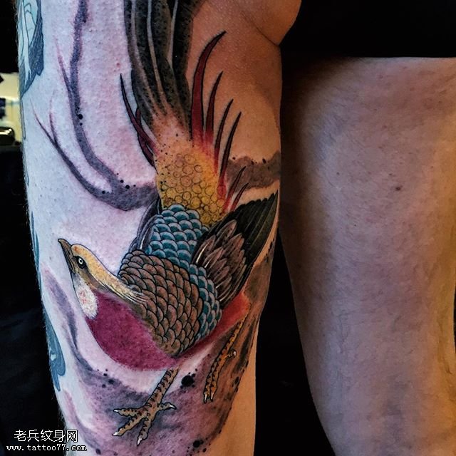 大腿上漂亮的野鸡纹身图案