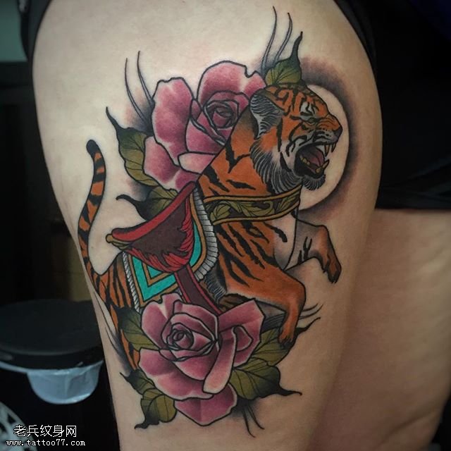 大腿彩绘的老虎玫瑰纹身图案