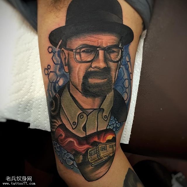 大臂上逼真的照片纹身图案