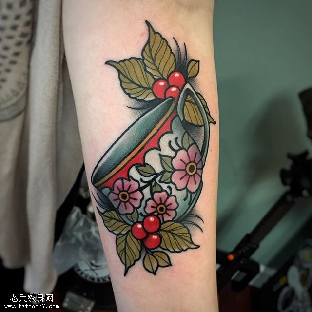 手臂精致的小花碗纹身图案