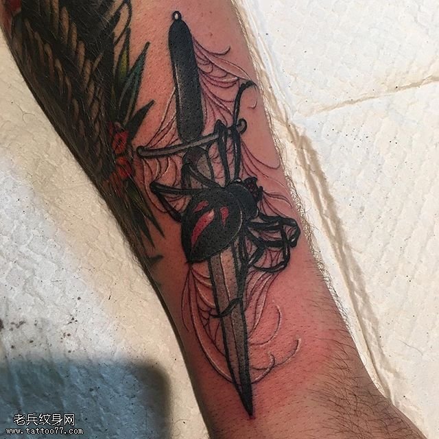 手臂匕首蜘蛛纹身图案