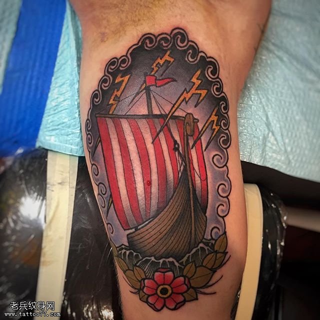 大臂上彩绘帆船纹身图案