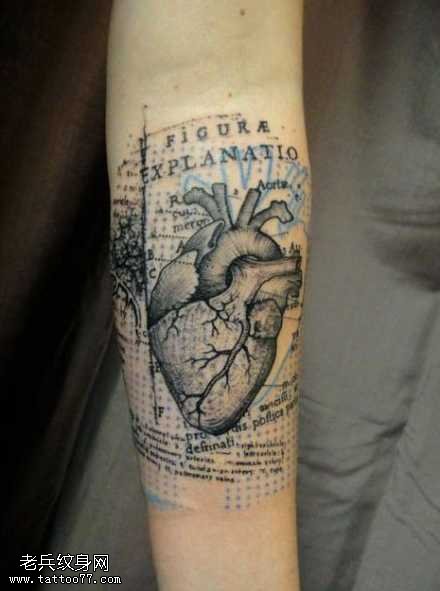 手臂心脏纹身图案