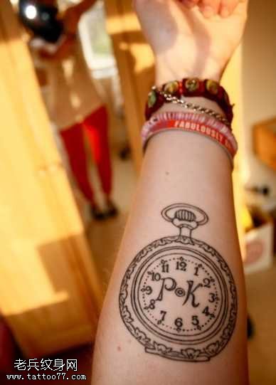 手臂怀表纹身图案